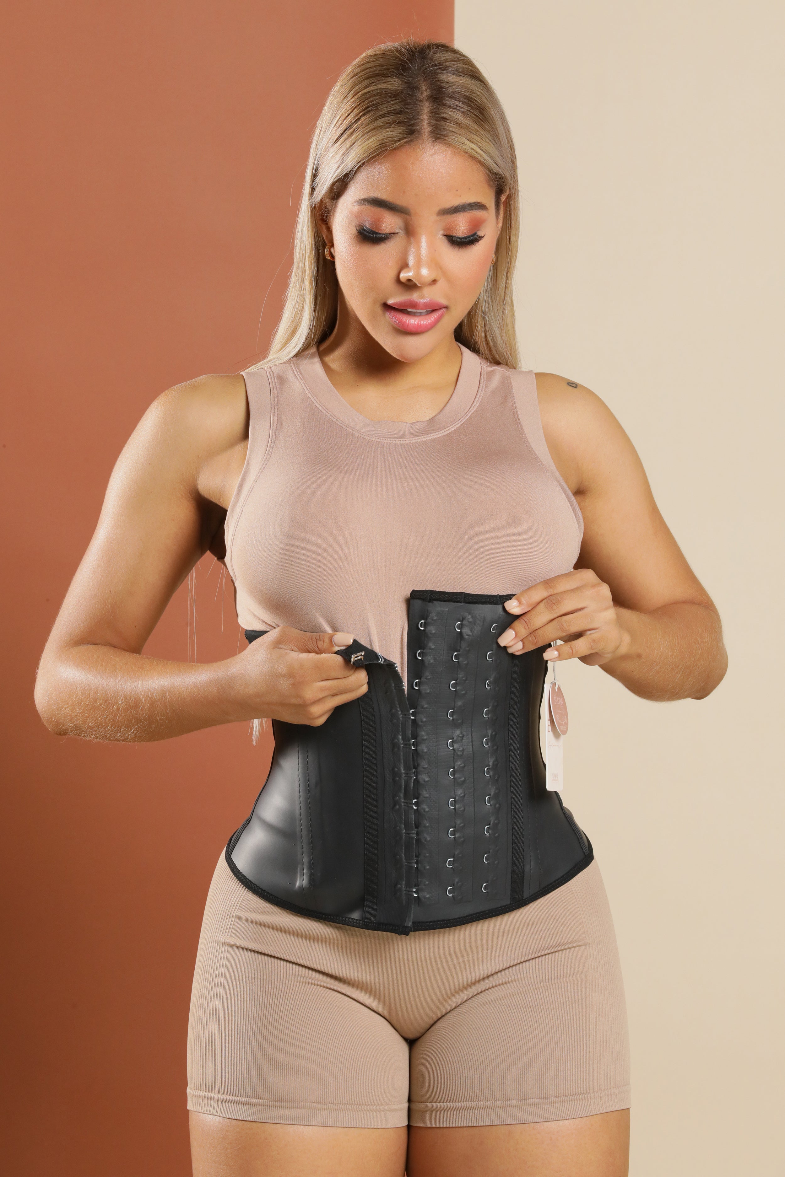 Back view of ÉVORAUK London Roselle short-torso Colombian latex corset